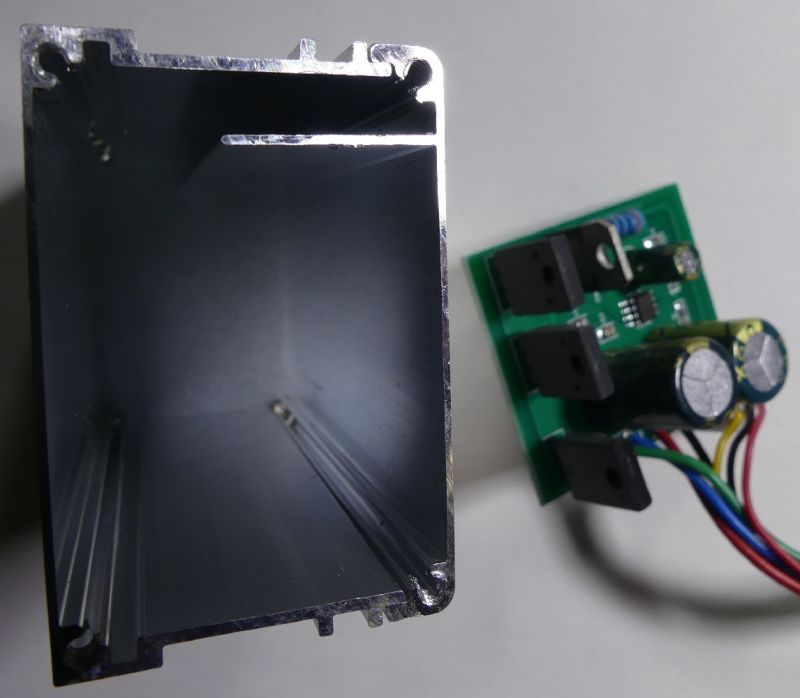 Aluminiowa obudowa i płytka z elektroniką z przewodami