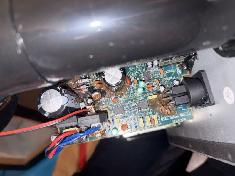 Uszkodzona płytka drukowana z nadpalonymi padami i elektrolitami w monitorze M-Audio BX8 D2