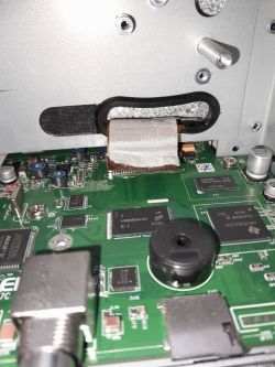 Wnętrze oscyloskopu Siglent SDS1052DL+ z widocznymi elementami elektronicznymi.