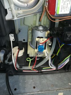 Ekspres DeLonghi 3500s - potrzebuję kilka zdjęć z tyłu gdzie jest grzałka