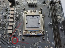 Zbliżenie na płytę główną ASUS PRO A620M-E z zaznaczonym układem scalonym, najprawdopodobniej BIOS-em.