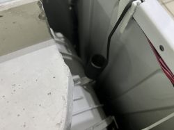 Amortyzator pralki Hotpoint WMXTF742 z widocznym wyciekiem.