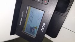Wyświetlacz drukarki Brother DCP L8410CDW z komunikatem błędu zacięcia papieru.