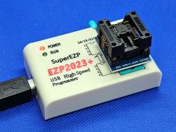 Programator USB SuperEZP EZP2023+ z podłączonym adapterem SOP8 na niebieskim tle