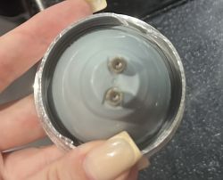 Zablokowana żarówka GU10 w aluminiowej oprawie Widok od tyłu żarówki GU10 osadzonej w aluminiowej oprawie