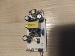 Lampki choinkowe LED: Jak ustawić ciągłe świecenie bez efektu dyskoteki?
