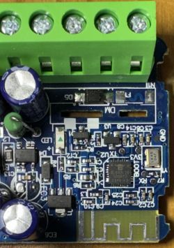 Leiterplatte eines intelligenten Schalters Nahaufnahme einer Leiterplatte mit sichtbaren elektronischen Komponenten und einem Anschluss.