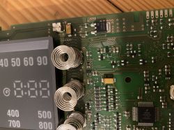 Płytka sterująca pralki Bosch WLX16460PL z widocznymi elementami elektronicznymi