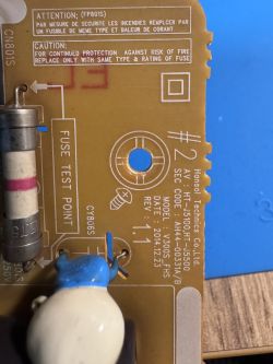 Płytka zasilacza Hansol Technics V300S_FHS z oznaczeniami i bezpiecznikiem Zbliżenie na fragment płytki zasilacza modelu V300S_FHS z oznaczeniami bezpieczeństwa