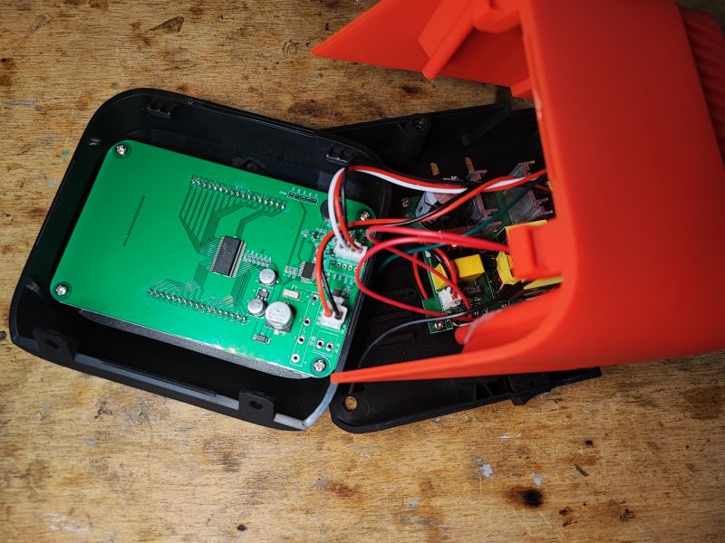 Wnętrze stacji lutowniczej z widocznymi płytkami i przewodami.