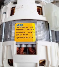 Silnik elektryczny z etykietą zawierającą specyfikacje techniczne.