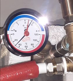 Manometr i termometr w instalacji hydraulicznej.