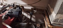 Kocioł grzewczy z instalacją wodną i elektryczną w piwnicy