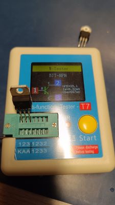 Tester tranzystorów pokazujący parametry BJT-NPN.