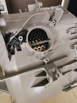 Electrolux EW7TN3272SP - Sznurek powoduje uszkodzenia! Przestrzegamy przed sznurkami w pralce!