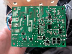 Zbliżenie na płytkę drukowaną generatora chloru z widocznymi elementami elektronicznymi.