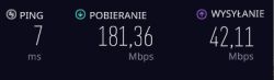 Wynik testu prędkości internetu: ping 7 ms, pobieranie 181,36 Mbps, wysyłanie 42,11 Mbps.