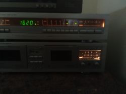 Stary tuner stereo z zielonym wyświetlaczem LED ustawionym na 1620 kHz