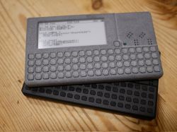 Kieszonkowy komputer CL-32 z ekranem E Ink i klawiaturą QWERTY w stylu retro.