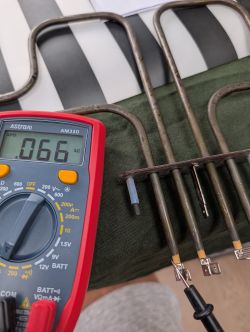 Multimetr mierzący oporność grzałki elektrycznej, wskazanie 0,66 kΩ