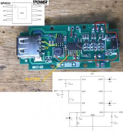 Zbliżenie na płytkę PCB z lampki kempingowej z naniesionymi schematami połączeń i opisanymi komponentami.