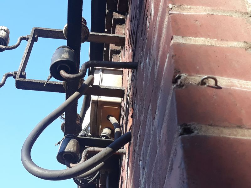 Kabel zasilający do budynku przechodzi przez mieszkanie