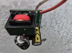 Płytka zasilacza LED z zaznaczonymi złączami B i + Zbliżenie na płytkę zasilacza LED ze złączami B i + oraz elementami elektronicznymi