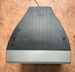 Widok z góry na obudowę telewizora kineskopowego na tle płytek ceramicznych