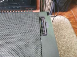 Fragment retro sprzętu audio z widocznym złączem DCS na krawędzi.