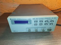 Generator funkcji Meter International Corp. FG 503 na drewnianym blacie.