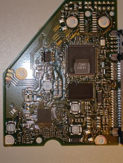 Płyta główna dysku twardego Seagate ST3000DM001.