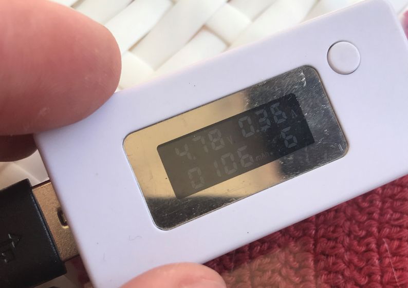 Zbliżenie na miernik USB pokazujący wartości 4.78V, 0.36A oraz 0106 mAh