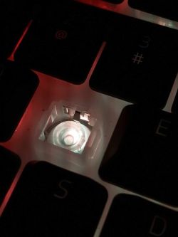 Zbliżenie na klawisz klawiatury Razer Ornata Chroma V2 ze zdjętą nasadką, ukazujący metalową blaszkę.