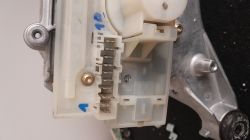 Zbliżenie na złącze elektryczne modułu pralki Miele z widocznymi pinami.
