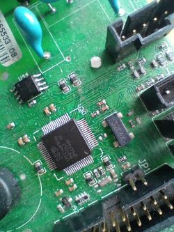 Zdjęcie płytki drukowanej z procesorem NXP i elementem oznaczonym jako 32C6X.