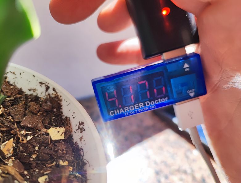 Woltomierz USB pokazuje napięcie 4,17V podczas ładowania telefonu energią słoneczną