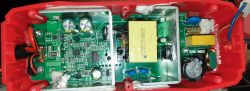Wnętrze prostownika ULGD 5.0 C1 z widoczną płytką PCB i elementami elektronicznymi