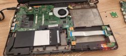 Asus X555LD nie uruchamia się, świecą diody, brak obrazu i reakcji wentylatora