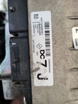 Zdjęcie naklejki na sterowniku silnika z widocznymi napisami i kodami.