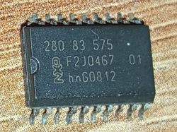 Układ scalony NXP z oznaczeniem 280 83 575 na tle drewnianym