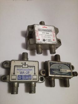 Trzy różne rozgałęźniki i sumatory sygnału antenowego.