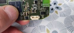 Zbliżenie na płytkę drukowaną z wtyczką i widocznymi ścieżkami oraz elementami elektronicznymi.