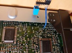 Płytka drukowana z podłączonymi przewodami i widocznym układem scalonym.