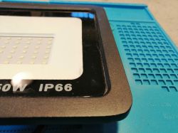 Jak bezpiecznie otworzyć zewnętrzną lampę LED IP66 bez uszkodzenia?
