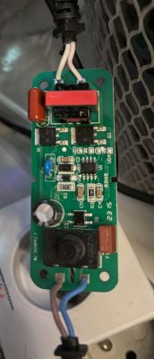 Zdjęcie płytki drukowanej z wtyczkami i komponentami elektronicznymi.