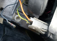 206 Peugeot 2000 r. - Swiatła niewłaściwie świecą, pomieszane wtyczki