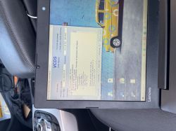 Laptop z włączonym oprogramowaniem diagnostycznym VCDS w samochodzie.