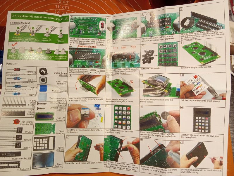 Instrukcja montażu zestawu kalkulatora DIY z ilustracjami krok po kroku.