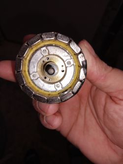 Generator z magnesami neodymowymi – brak napięcia na własnej cewce, działa tylko