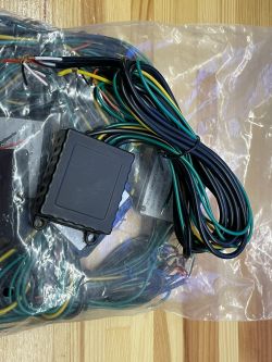 Zestaw 5 kontrolerów czujników wibracji z przewodami w plastikowej torebce.